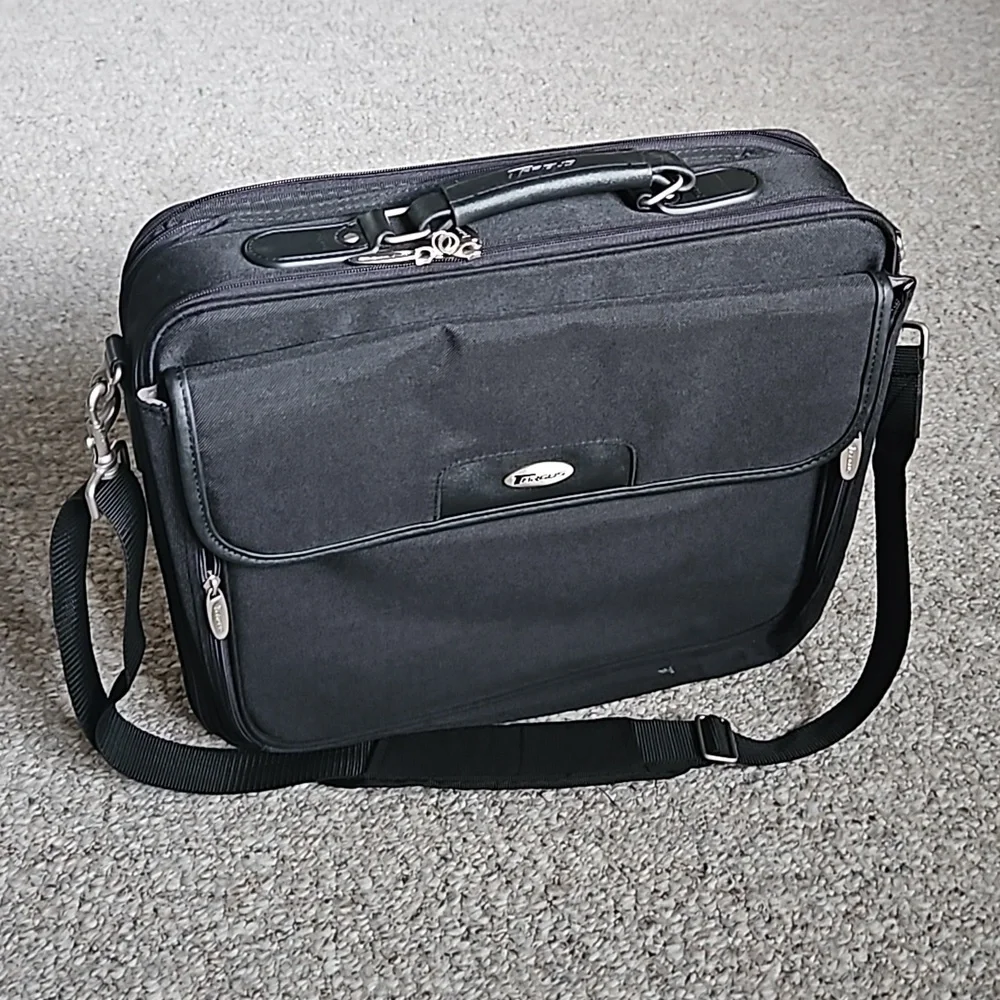 Targus Brief Case Lap Top Bag.